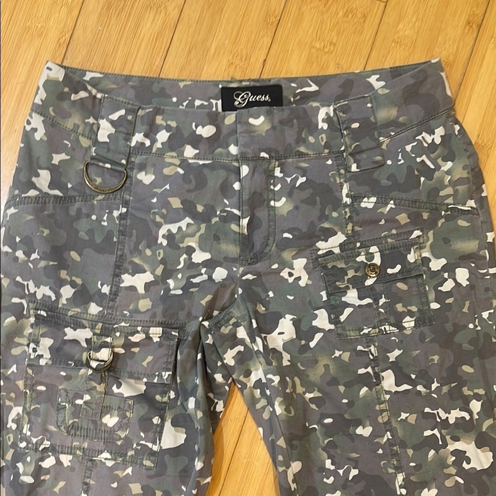 Guess Women's Green-Gray Camouflage Straight Leg Pants size 29 Mid Rise - Picture 2 of 11